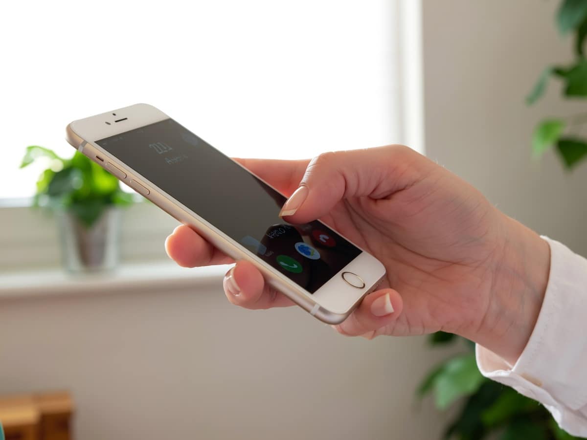 smartphone utilisé pour comprendre le service tel rose