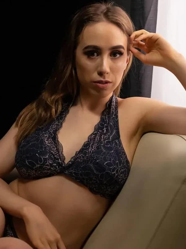 Clémence, hôtesse au téléphone franche et bruyante
