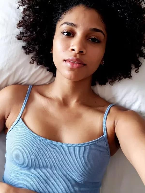 Inès, hôtesse au téléphone jeune et sans complexe
