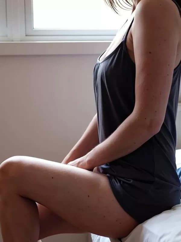 Justine, hôtesse au téléphone mûre et libre