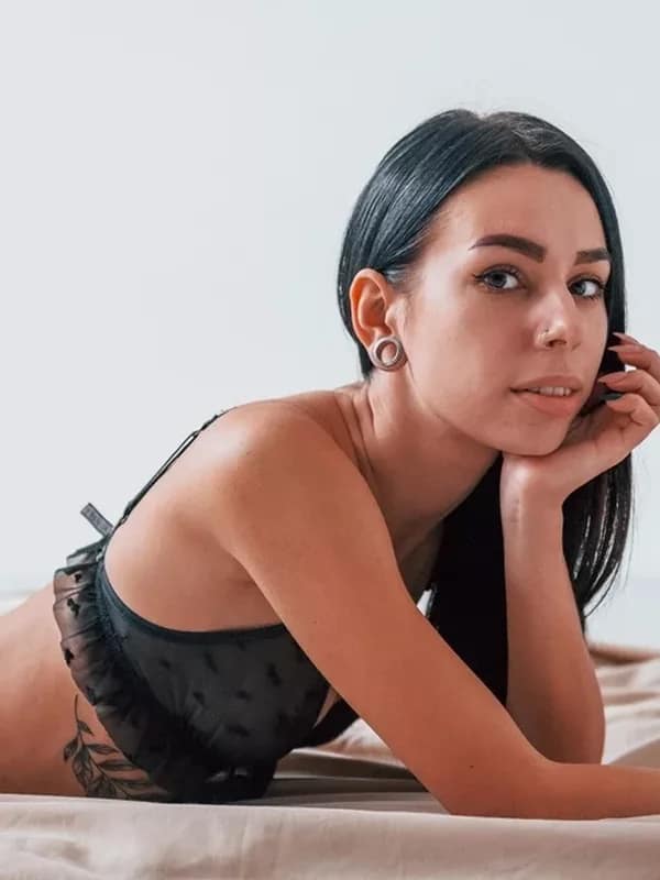 Lucie, hôtesse au téléphone froide et autoritaire